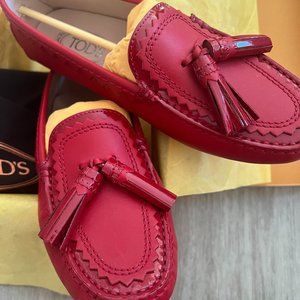 RARE Giftable NWT Tod's women's red leather loafers with patented tassels